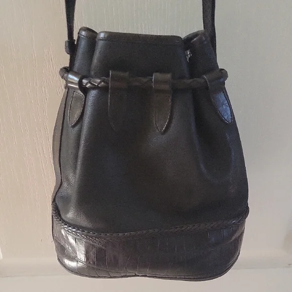 Brighton Elegant Black Leather Shoulder Bag - Picture 4 of 10